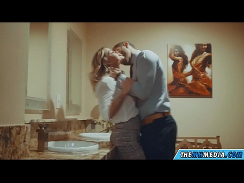 ❤️ Ko vas prsata blondinka zapelje na javnem stranišču Pravi pornič na sl.amourpassionfever.ru ❤